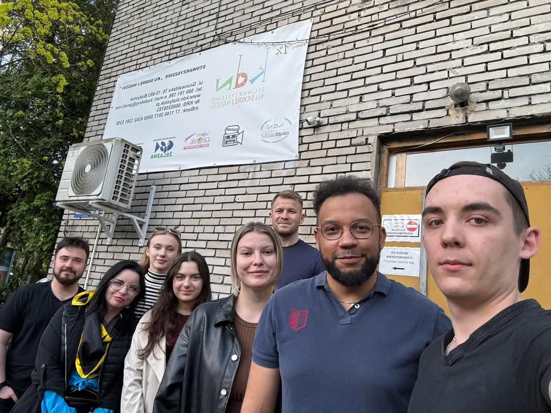 GracjanEGabre's tweet photo. Wielkanoc to czas dzielenia się dobrem!
Zorganizowaliśmy zbiórkę dla osób w kryzysie bezdomności w Auchan Produkcyjna i Hetmańska.
Dzięki mieszkańcom wsparcie trafiło do noclegowni prowadzonej przez stow. Ku Dobrej Nadziei.
Dziękujemy – Wasze serca są wielkie!
Pomagajmy dalej! https://t.co/WCtnX6vvf0