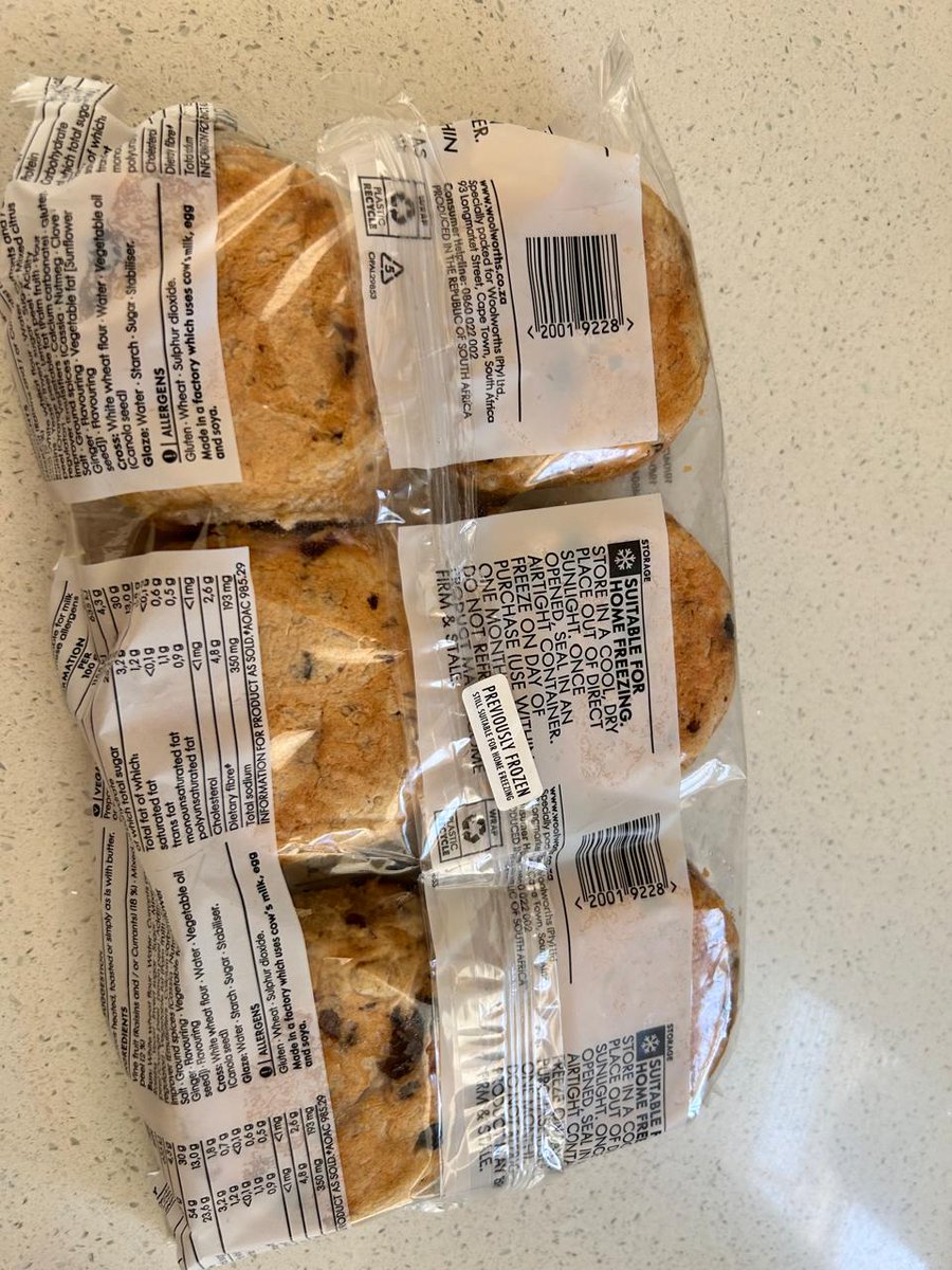 nkrobster's tweet photo. @WOOLWORTHS_SA Make sure to check your buns before purchasing.its been frozen and it's dry #worstbunsever https://t.co/gsaJUwOc0U
