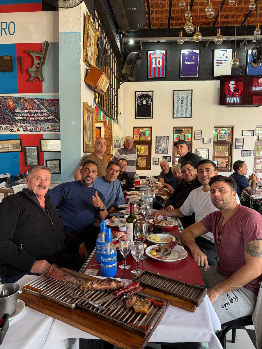 Comiendo con amigos en GIGLIO.