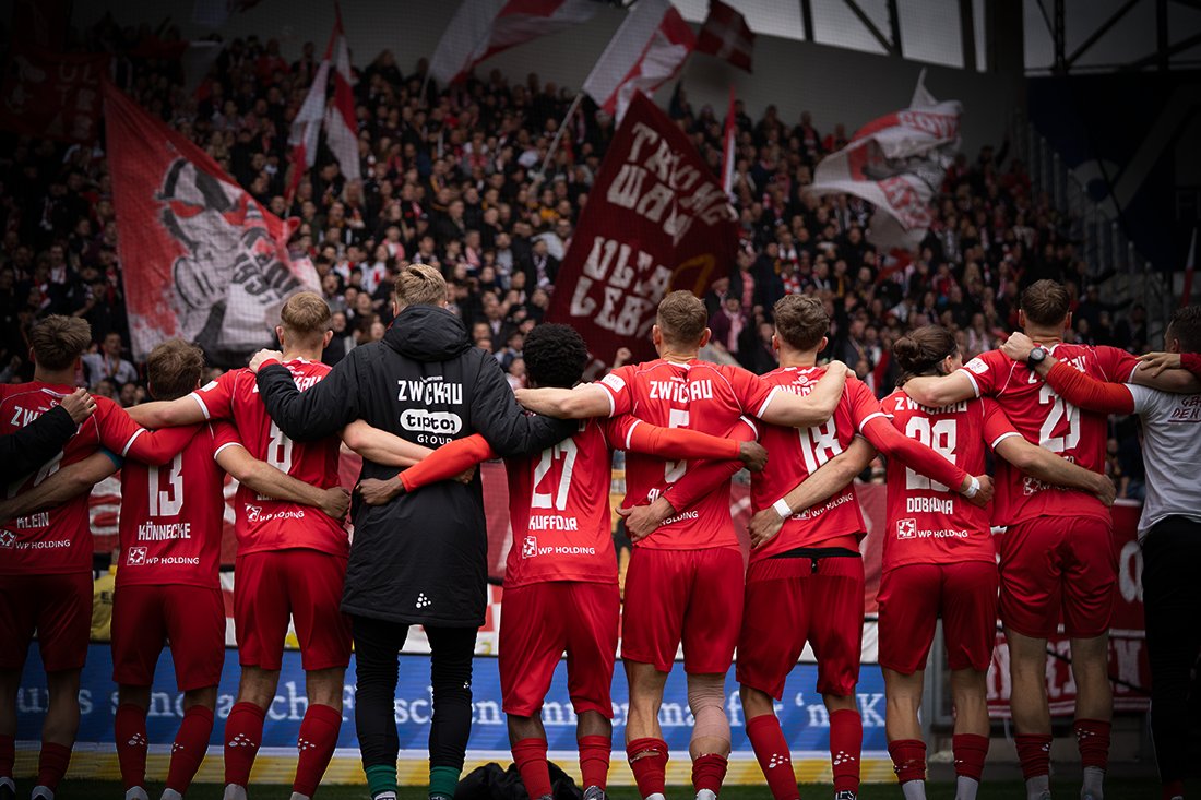 FSVZwickau's tweet photo. Der #FSVZwickau hat drei Punkte aus dem „Paradies“ mitgenommen. Beim 2:1-Auswärtssieg in Jena zeigte die Mannschaft von Rico Schmitt ein starkes Auswärtsspiel. #Herrmann und #Somnitz waren die Zwickauer Torschützen.
📄 Unser Spielbericht 👉 https://t.co/j3vipClqQR #FCCFSV https://t.co/kM7Vop8Kfe