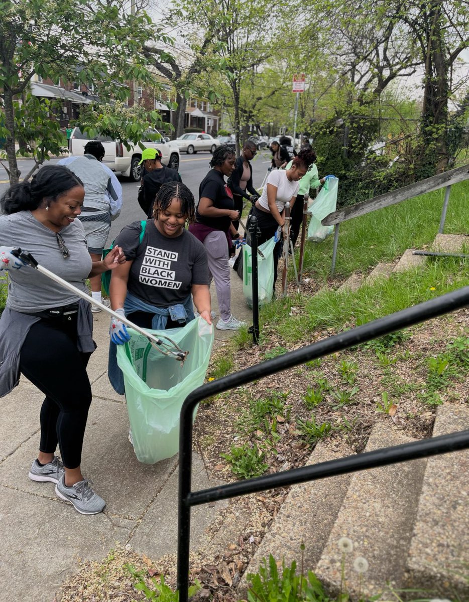 DCMOCRS's tweet image. Teamwork makes the dream work! Residents from all 8 wards are cleaning up and beautifying DC at Mayor Bowser’s 8th Annual Spring Cleanup. 🤝
Join your neighborhood team by visiting communityaffairs.dc.gov/mocc
#DCcommunity #SpringCleaning