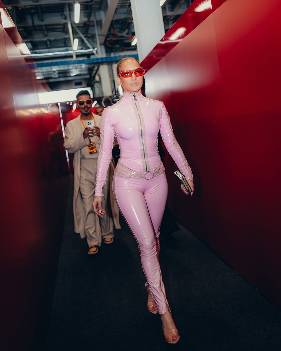 Jennifer Lopez Updates tweet media