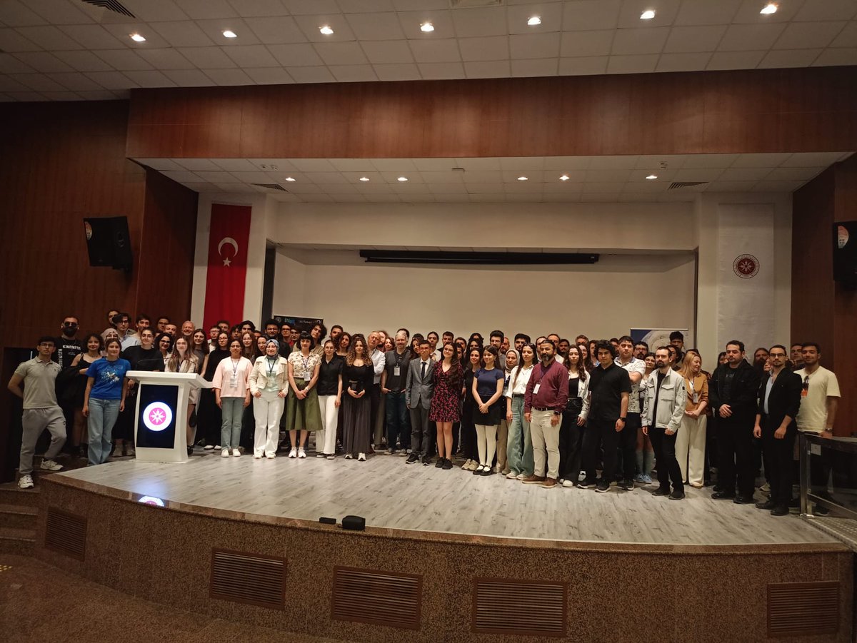 12 ülke ve 12 üniversiteyi kapsayan Avrupa turundaki kuantum ışık kaynağı, Cambridge Üniversitesi'ndeki Türk fizikçilerin başlattığı başarılı sosyal medya kampanyası sayesinde rotasına Türkiye'yi de ekledi! Bu özel ziyareti ve Dünya Kuantum Günü’nü kutlamak amacıyla İzmir Yüksek