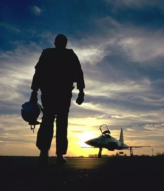 Cada día tengo las cosas más claras.

“Estaba pensado en frases
Que escribí en otro tiempo 
Las guardé para otra tarde 
Y creo que hoy es el momento”

Buenas noches a todos !!!