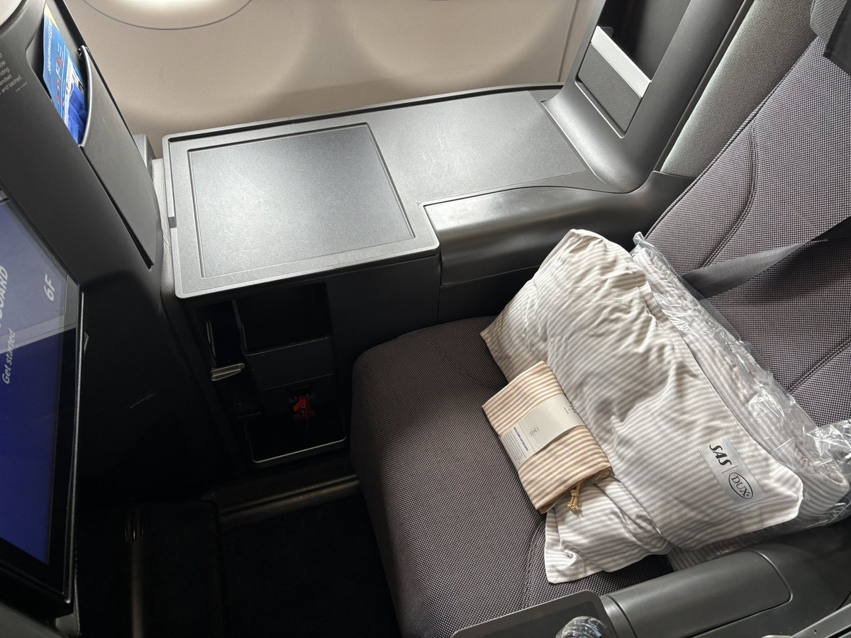 pinoy_jetsetter's tweet image. Flew SAS business class from Copenhagen to Toronto on the A321 NX✈️🇨🇦 Nice cabin, good meal and friendly crew 👍 #flysas #travel #businessclass #copenhagen #toronto  #canada #denmark #avgeeks #aviation