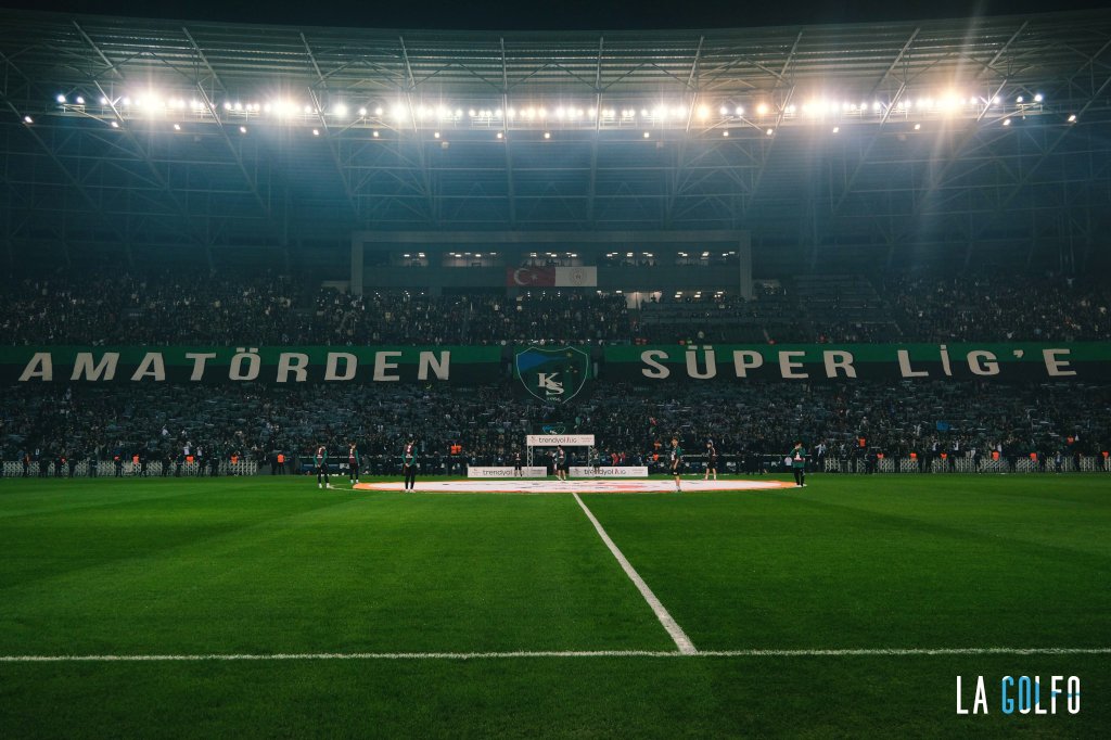 Armasını değiştirmeden, isminin önüne sponsor yazmadan, yarışmacı hakkı satın almadan. 

Amatörden Süper Lig'e bu büyük hikaye bizim.