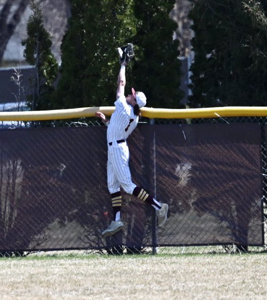 𝗙𝗥𝗔𝗠𝗘 𝗜𝗧! 
Cobber center fielder Caiden Kjelstrom shows off his hops as he gets up to rob a home run! 
#HesGood