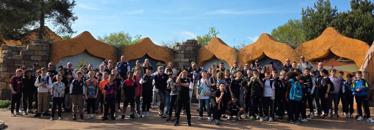 Gezellig jeugduitje van LRC Leerdam.
Met 2 bussen vol naar Attractiepark Toverland. Heerlijk weer en niet te druk in het park.