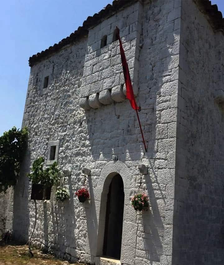 Kulla : A traditional house in the nothern part of Albania🇦🇱
You con also find them in the other parts of Albania🇦🇱

 They are buildings that were created towards the end of the XIV century when the turks where seizing Albanian lands. 

Also note the small windows (frengjit)
