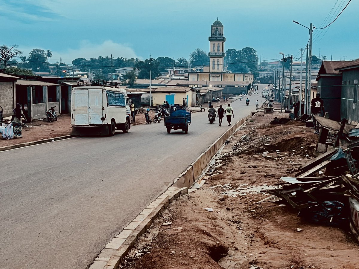 Il faut voyager pour se rendre compte de l’impact réel du #développement. Aujourd’hui à Divo, j’ai été impressionné par les changements visibles dans la ville. Les #routes refaites, les infrastructures modernisées, les signes concrets d’un avenir meilleur. Oui, la route précède