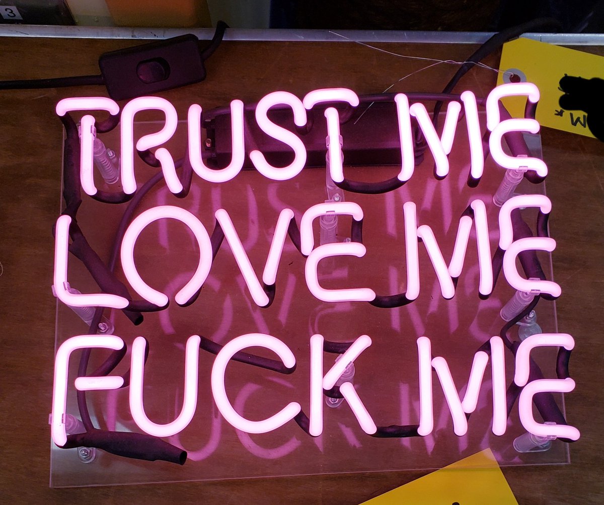I really wish I had more wall space in my house for this neon light.😭
