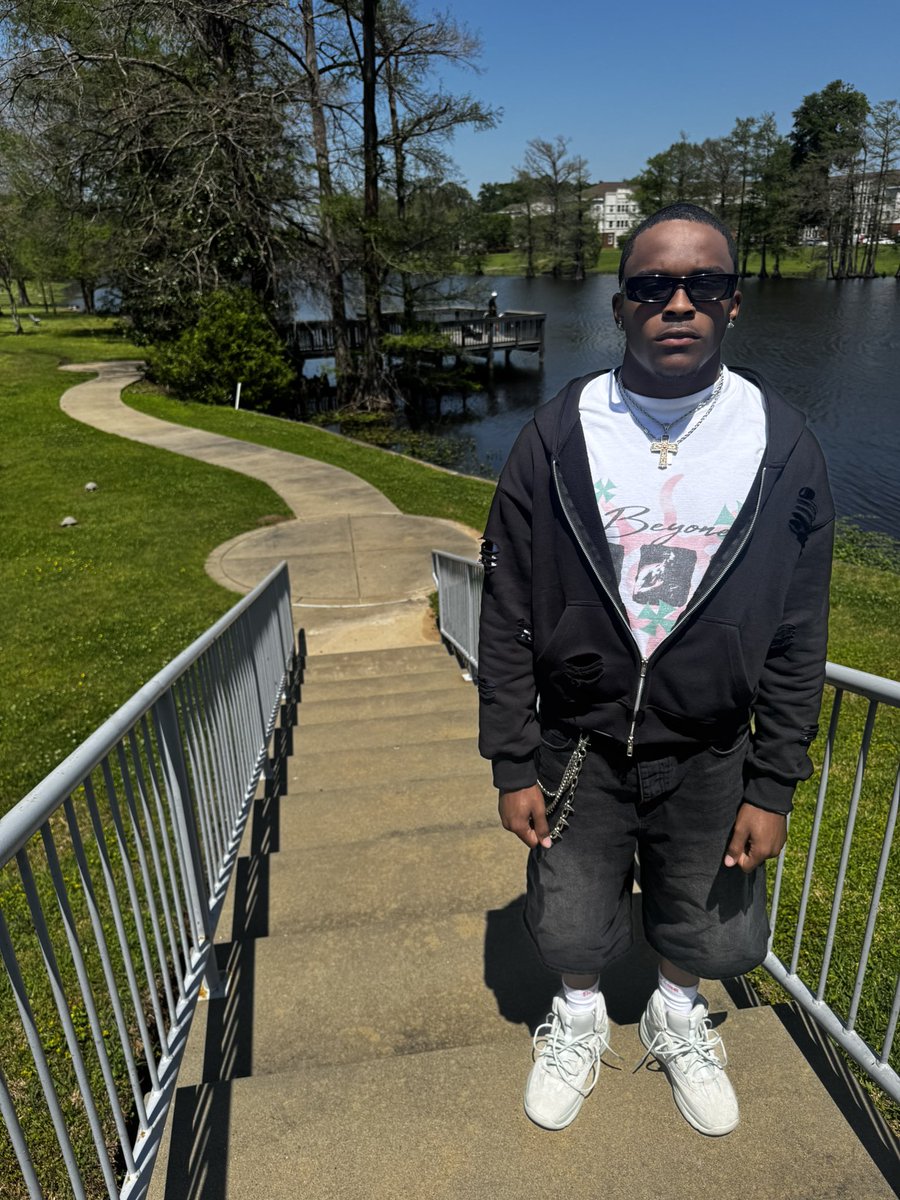 slowdownjroc_'s tweet photo. feel like a hometown legend.. tryna show em it’s more to life 🍀! https://t.co/BaGkWp86eY