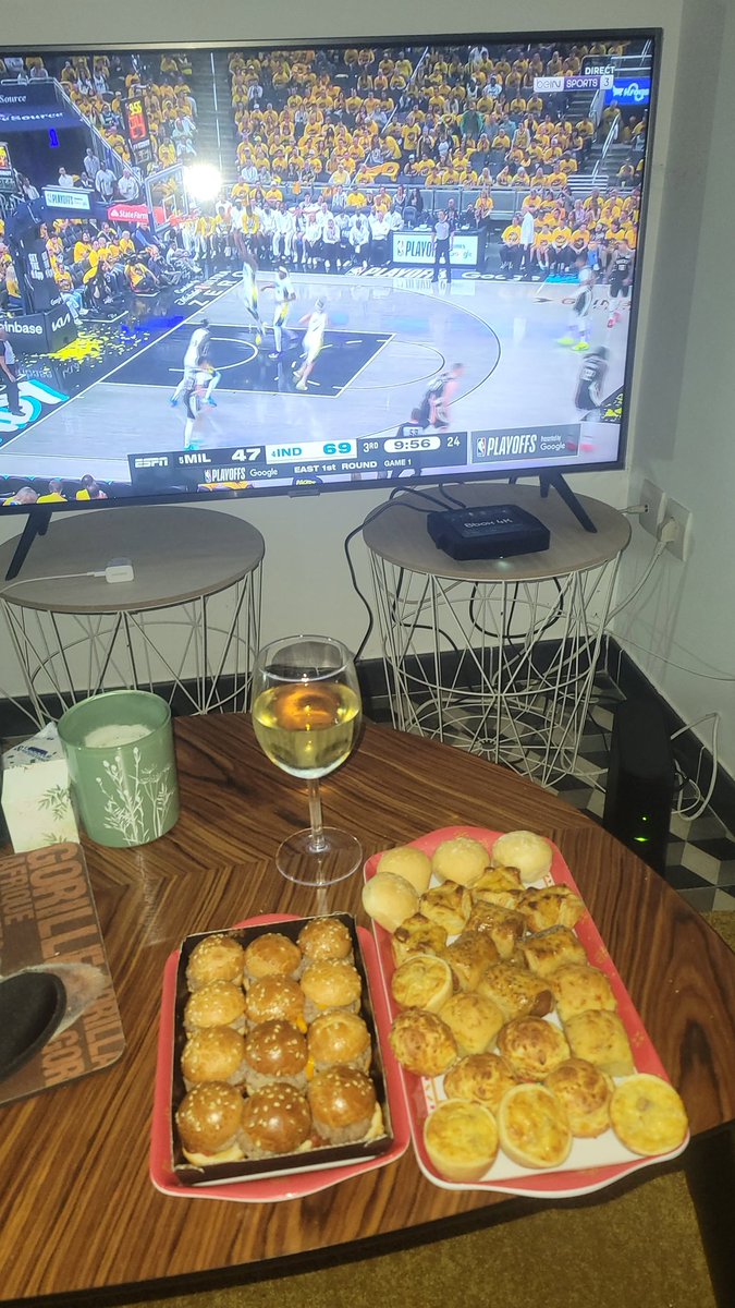 DicharryJeremy's tweet photo. Un samedi soir aux petits soins w/ #NBAextra #PlayoffWeekend @LioButon @SoFrenchProd @JMonclar @MaryPatrux @singletonchr https://t.co/DqTkpAe8lX