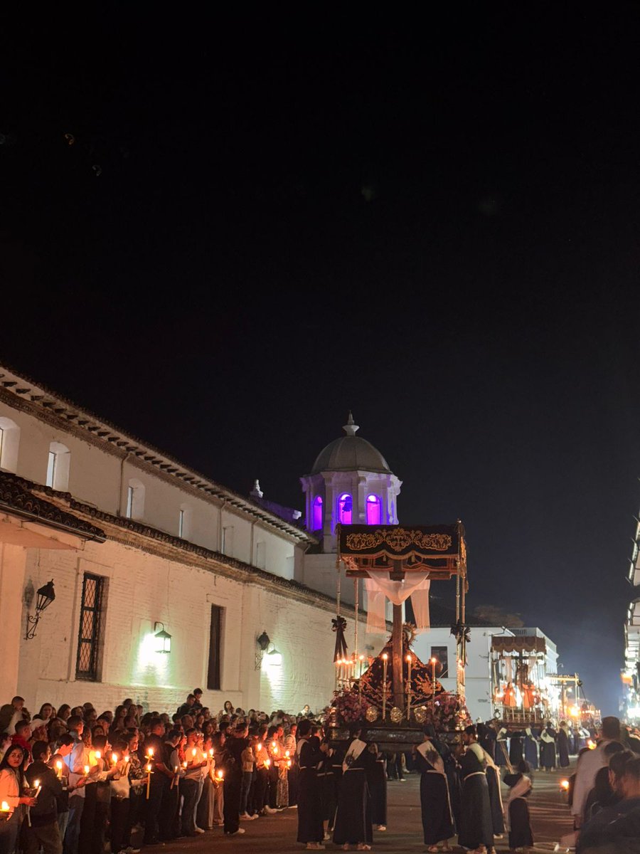 habravo's tweet photo. #ViernesSantopopayan #ViernesSanto Majestuosa 🕯✝️✝️ https://t.co/BKQcBb1kM6