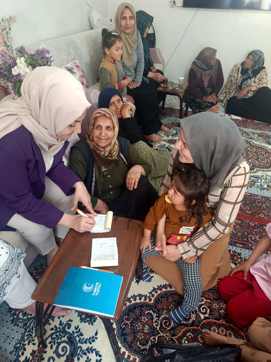 fatmagulaslndag's tweet photo. 📍3.Bölge 
Bölge toplantımızı Yönetim Kurulu Üyemiz Hatice Çelikkol’un evinde gerçekleştirdik. Bölgemize  dair istişarelerde bulunduk, talep ve önerileri dinledik.Ak Parti ailemize yeni üyeler ekledik .
#Şahinbey #Gaziantep 
@abdulhamitgul 
@tugbaisikercan 
@AKKADINGM https://t.co/to53kyp21v