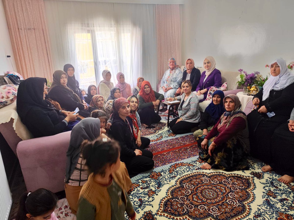 fatmagulaslndag's tweet photo. 📍3.Bölge 
Bölge toplantımızı Yönetim Kurulu Üyemiz Hatice Çelikkol’un evinde gerçekleştirdik. Bölgemize  dair istişarelerde bulunduk, talep ve önerileri dinledik.Ak Parti ailemize yeni üyeler ekledik .
#Şahinbey #Gaziantep 
@abdulhamitgul 
@tugbaisikercan 
@AKKADINGM https://t.co/to53kyp21v