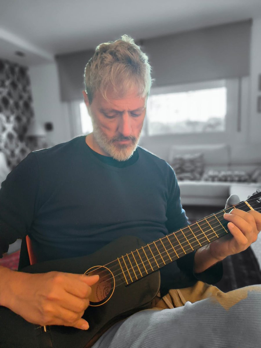 " Somos estrellas cubiertas de piel. La Luz que tú buscas está dentro de tí". Rumi.