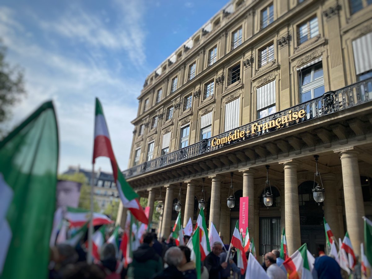 Cet après-midi, place  Colette, la jeunesse iranienne est venue exhorter le pays des Droits de l’Homme de l’aider à se battre à ses côtés pour mettre fin à la tyrannie des mollahs….

Mettre fin à cette violence sourde, sans âme, tuant leur père, leur sœur, éradiquant des