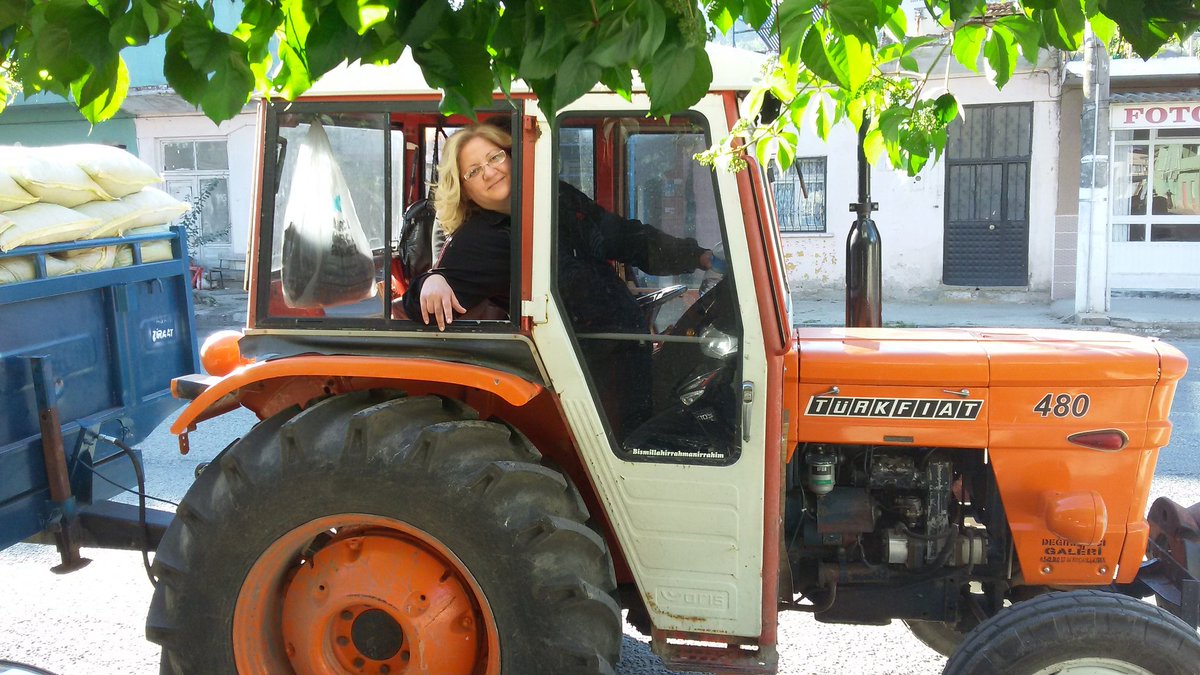 Köylü traktörünü kendi parasıyla aldı...
Bindikleri Audi - Passat bizim paramızla...