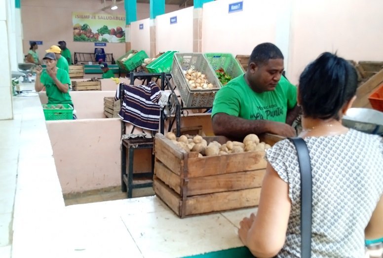 El mercado agropecuario La Punta, antes de oferta y demanda, reabrió en la ciudad de #Guantánamo con ofertas estatales, precios asequibles de los productos  y opción de pago por Transfermóvil.
<a href="/PrensaGtmo/">Periódico Venceremos</a>