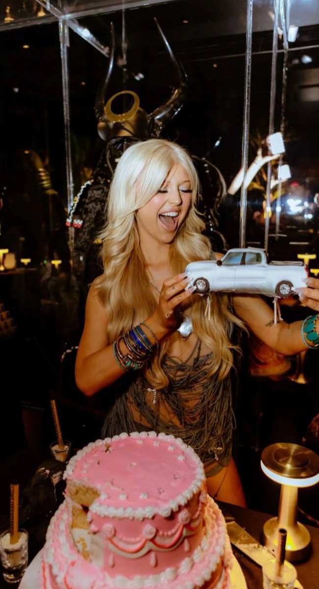 loriemillerr's tweet image. ᅟ ᅟᅟ
She's still twenty-three inside her fantasy.
ᅟ ᅟᅟ