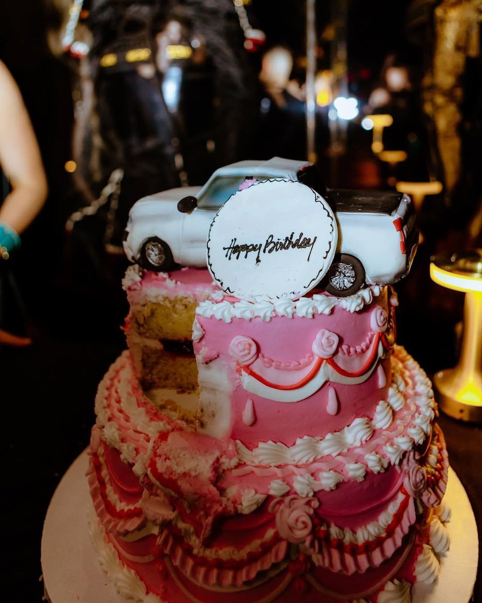 loriemillerr's tweet image. ᅟ ᅟᅟ
She's still twenty-three inside her fantasy.
ᅟ ᅟᅟ