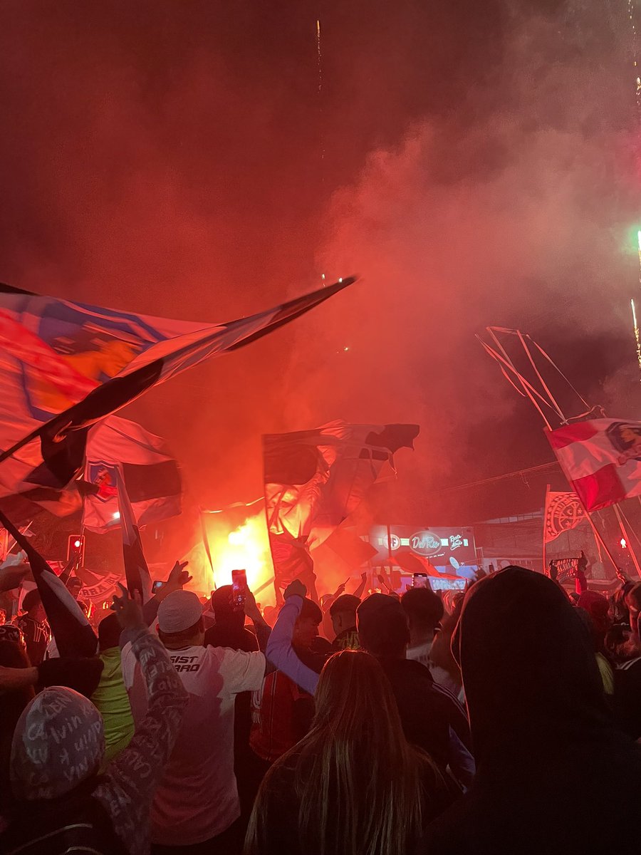 nuevonuevojotai's tweet photo. en pudahuel te amamos más que la ctm Colo Colo https://t.co/sf7nVC0Y6w