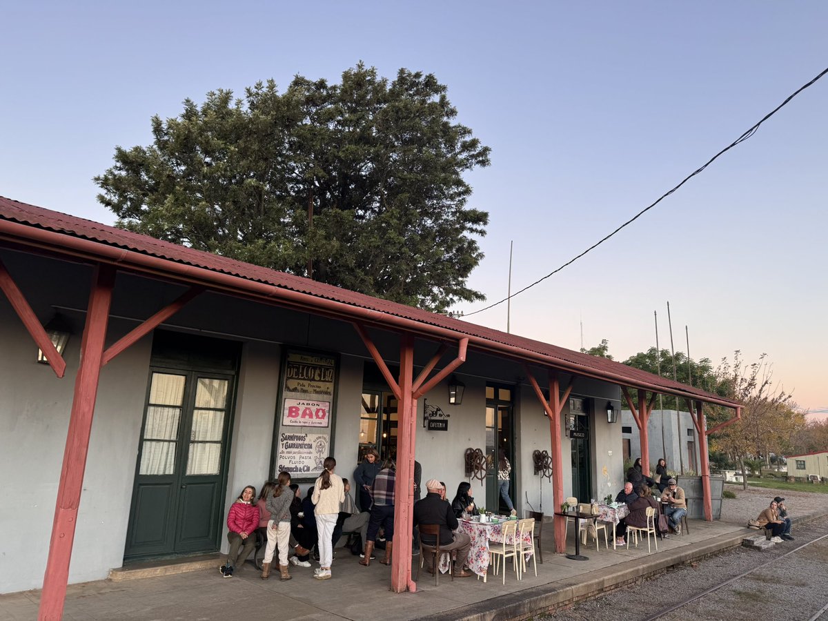 AldoLema_uy's tweet photo. En la estación de Mal Abrigo se instaló “Apartao”, filial del “Café del Teatro Macció”, atendido por los propios dueños. Lugar lindo y cálido. https://t.co/gp20vkSuoj