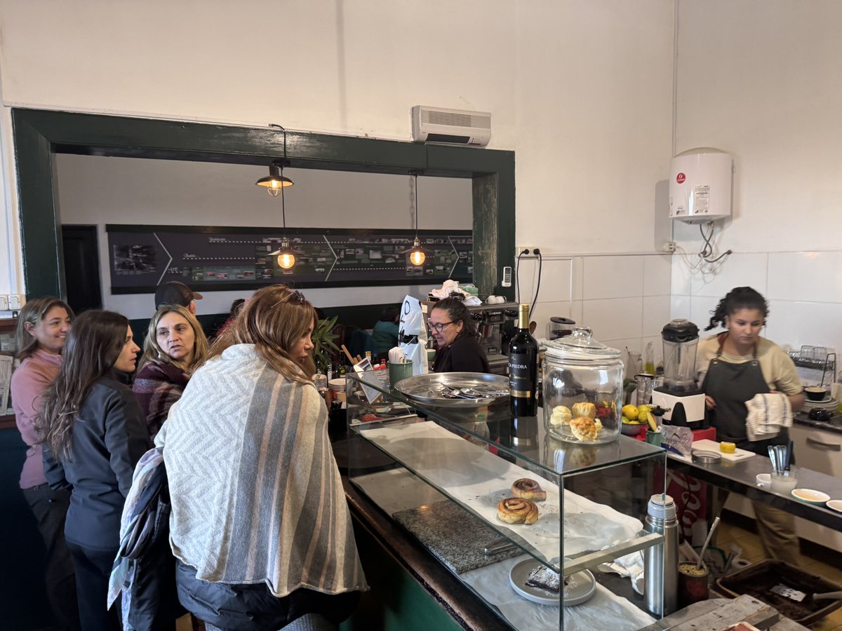 AldoLema_uy's tweet photo. En la estación de Mal Abrigo se instaló “Apartao”, filial del “Café del Teatro Macció”, atendido por los propios dueños. Lugar lindo y cálido. https://t.co/gp20vkSuoj