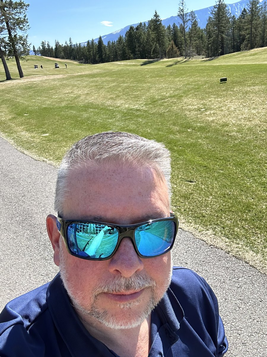 RAVriend's tweet photo. Happiness in Invermere. 😊 https://t.co/aTK5IF0g5O