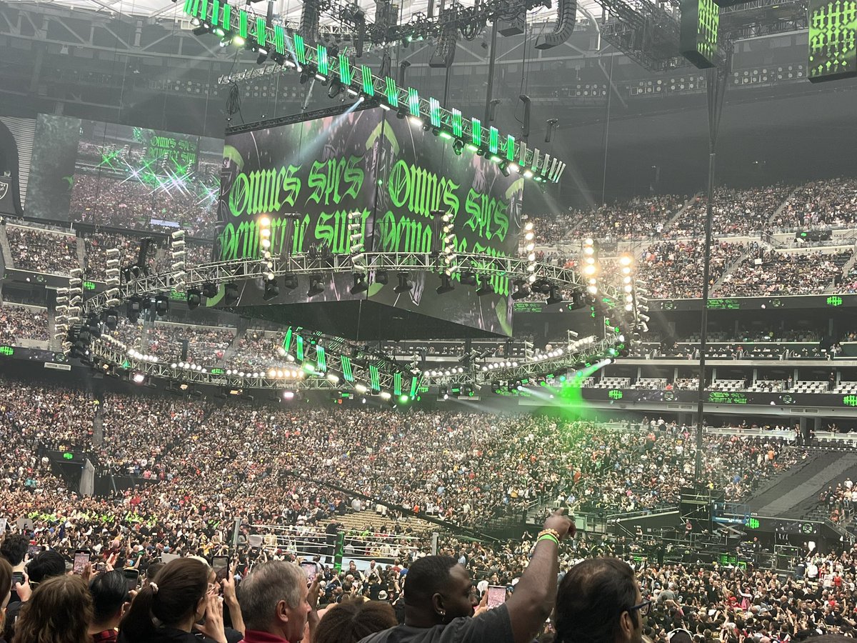 Sma5hingBlouse's tweet image. We made it! 😭😭😭#WrestleMania