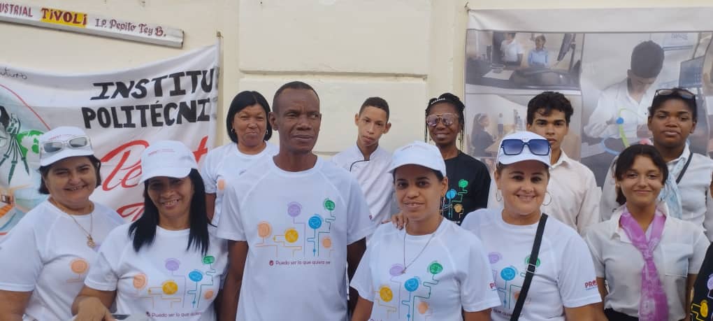 AdolisVelazquez's tweet photo. #dmeSantiagodeCuba, en la feria expositiva del Tívoli en la provincia de Santiago de Cuba los educadores y educandos dan muestra del desarrollo de habilidades  alcanzadas en el proceso docente. Felicidades.#SiempreSantiago https://t.co/UlSBuAxolt