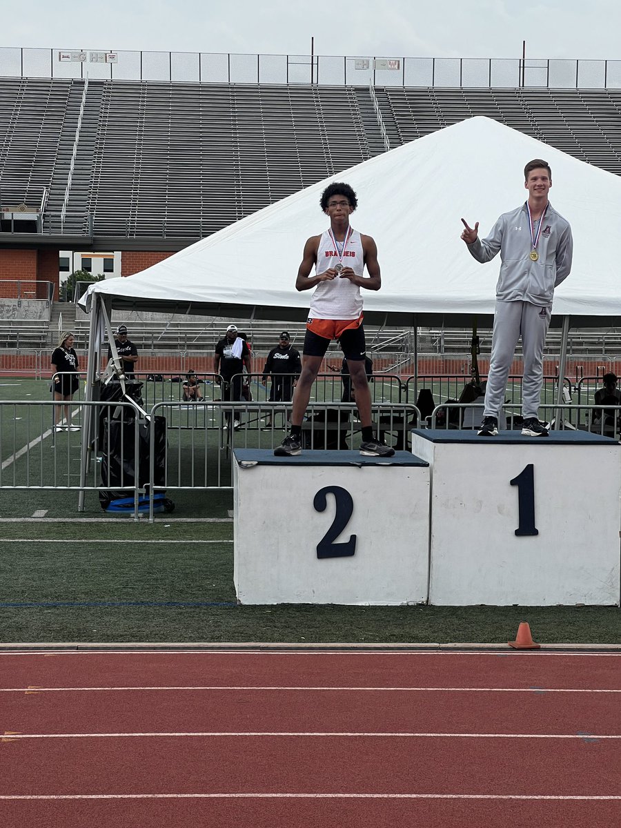 GeedUP_Geoff's tweet photo. State Qualifier Alert 🚨 

Sophomore Ben Tealer is headed to the state meet in the 800m run!💯🔥 #Broncopride #runfastturnleft @SaBrandeis https://t.co/y0p9aRMLKK