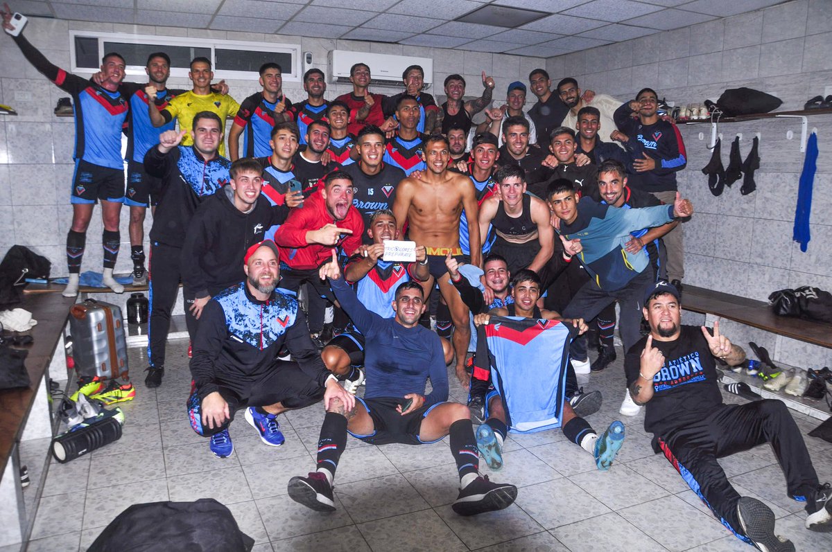 CABrown_Oficial's tweet photo. Ya vas a ver que la fiesta es en Adroguéeeeeeeee 🎶🎵

💙🖤❤️ https://t.co/sz4hzxp20o