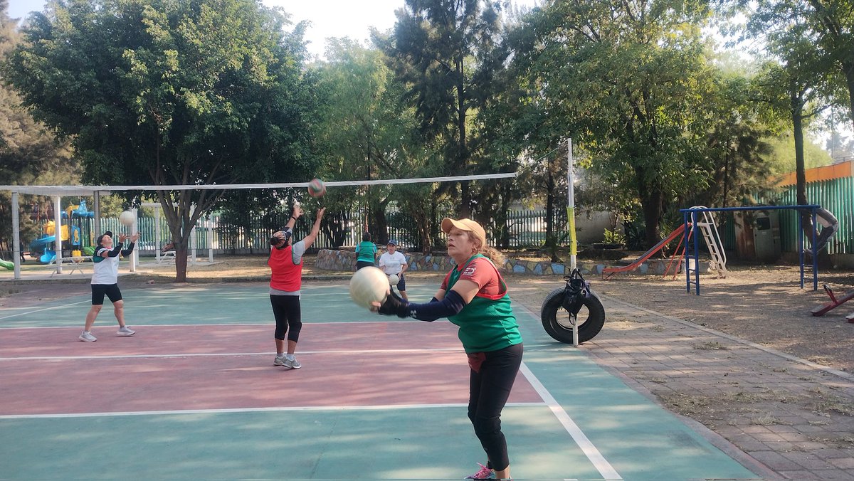 Martin01969019's tweet photo. Sábado de gloria, sábado de activación física con el #SemáforoDeportivo🚦  de la @FAHHdeporte en el  Deportivo "Santa Martha" @Alc_Iztapalapa con un entrenamiento de  Cachibol 🏐 con adultos y adultos mayores de la zona que se preparan para participar en el...(1/3) https://t.co/fCfjmTs8pm