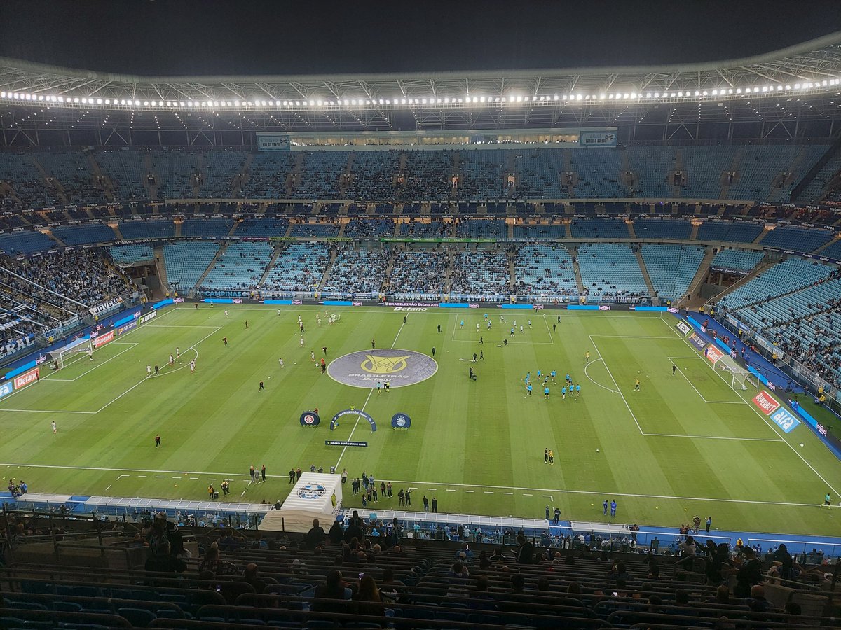Kalwyn's tweet photo. Equipes no aquecimento. Logo mais, às 21h, tem GRENAL 447 aqui na Arena. Comento na @EsporteBandRS FM 94,9. https://t.co/L1DlejlMCe
