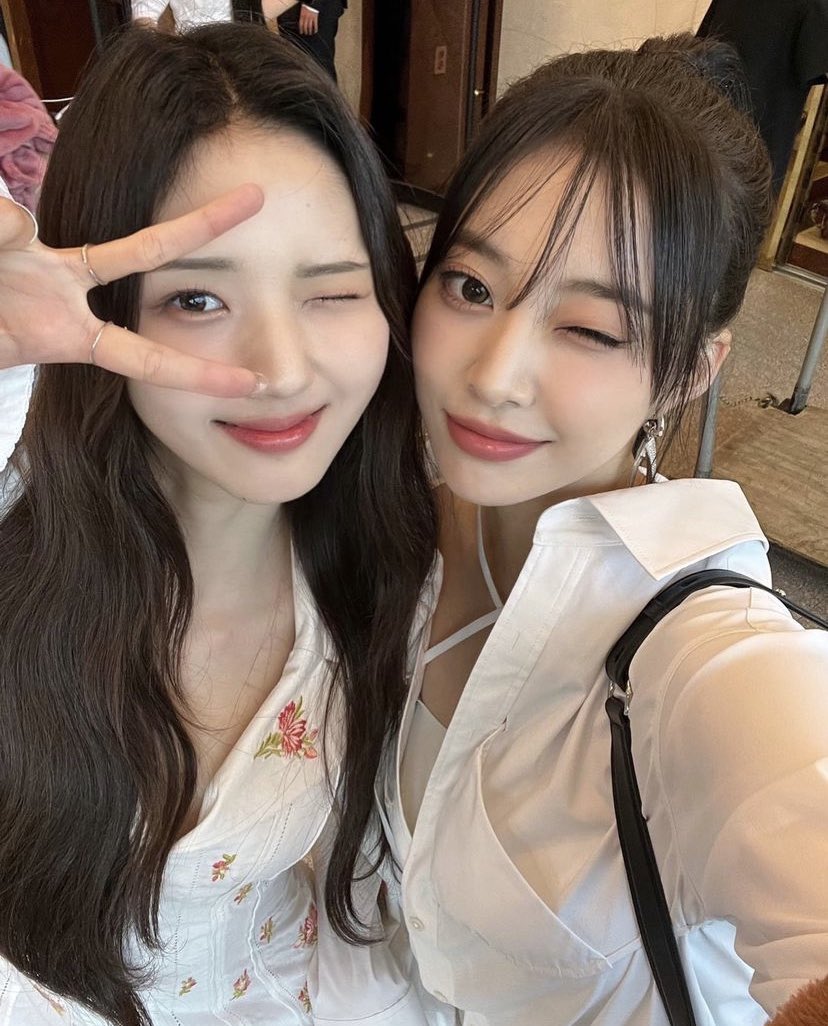 Pictures of the members with the other idols from queendom puzzle