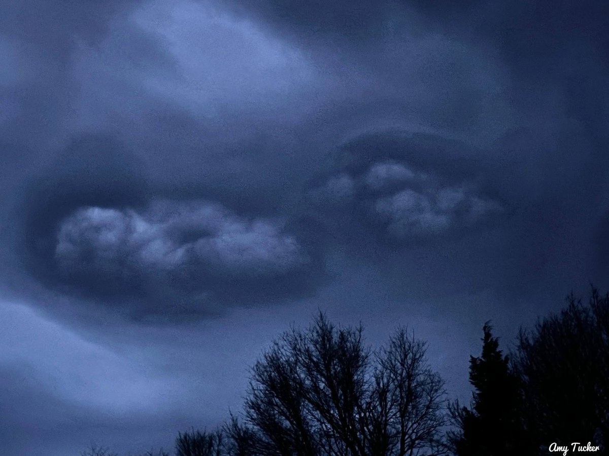 Mysongshari's tweet photo. #clouds #lastnite #vermont #fb https://t.co/D0gNoe3F7g