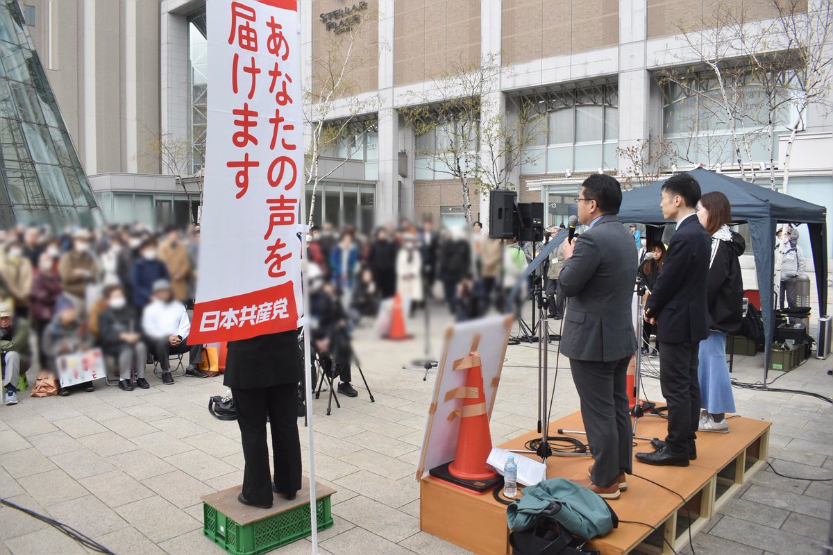 872CARNO's tweet photo. 昨日のお仕事②⇒『山添拓TALK LIVE/札幌駅前』
#山添拓 参院議員を迎えて #はたやま和也 参院比例予定候補と #宮内しおり 道選挙区予定候補が質問に答える形でトークを繰り広げました♪会場からの声に真剣な顔で聞きメモする姿が印象的でした。トークが始まると道行く青年が立ち寄り拍手をする姿もー https://t.co/ccxcJagFMR