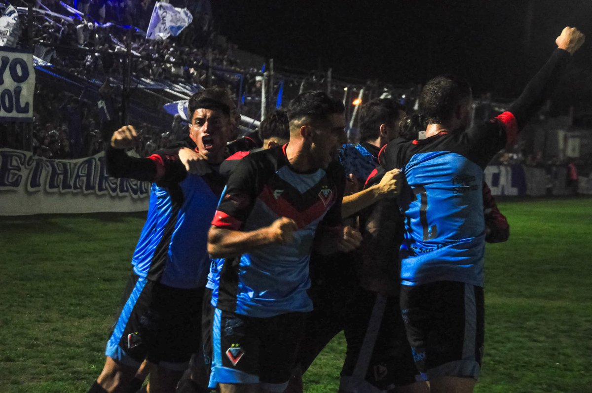 CABrown_Oficial's tweet photo. LO GRITA ADROGUÉ Y TODO ALMIRANTE BROWN. GANÓ EL UNICO GRANDE DEL DISTRITO👋🏻

💙🖤❤️ https://t.co/Yj8vvpdLsW