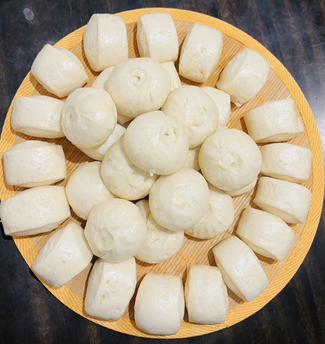 wshngknshji1's tweet photo. 明明中美关税战会让你的生意陷入绝境，为何你还要为川普摇旗呐喊？

这是一个川黑给我的“灵魂之问”。

是啊，一个月前我们三个仓库每天可以来货7到10个柜，这两天开始只有1到2个柜了。下周过后，基本上不会有中国来的货了。

仓库的存货还可以支撑三个月左右吧，三个月之后如果中美依然是如今硬扛到底的态势的话，基本上做我们这一行的都要偃旗息鼓了。

于我的生意来讲，这当然是绝境。

对中美两国来讲，也是阵痛。

但追求公平贸易，振兴美国制造业，保护美国国家安全，让美国再次伟大，这是美国的未来。也是我的孩子们的未来。

同样，对于中国来讲，长期靠低价低关税倾销全球市场，此路不通了。中国也必须接受事实，找到一条适合自己国情也符合国际公平贸易的新路。

至于我个人，有了充分的心理准备来接受挑战。

你看，我可以种菜养花还有不错的厨艺。

实在养不活家了，我就申请一个家庭厨房牌照，在自己家里做一个“川粉私家饭堂”，保证价格公道，川粉来吃一律优惠，还免费送菜送包子。

所谓川粉，不就是坦然面对生活的变故而永不放弃的那些人吗？