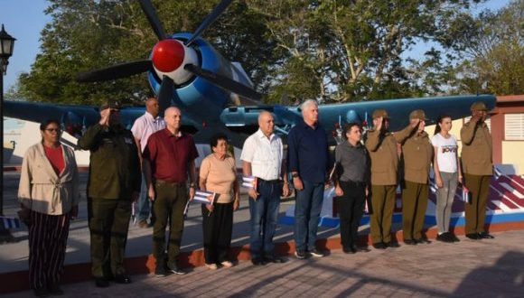 El Primer Secretario del Comité Central #PCC y Presidente de la República, Miguel Díaz-Canel, encabezó este sábado el acto de conmemoración por el día de la victoria en Playa Girón, hace 64 años, cuando Cuba le propinó la primera derrota al imperialismo en América Latina. #Cuba
