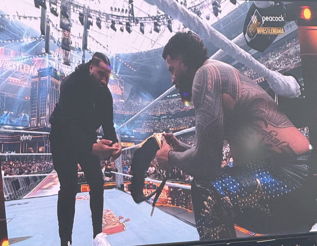 SimonMiller316's tweet image. Gunther TAPS to Jey Uso who becomes the World Heavyweight Champion. 

For me, the coolest thing for a while. Jey being the champ means anyone can if you connect with the crowd. 

Wonderful stuff. 

#WrestleMania