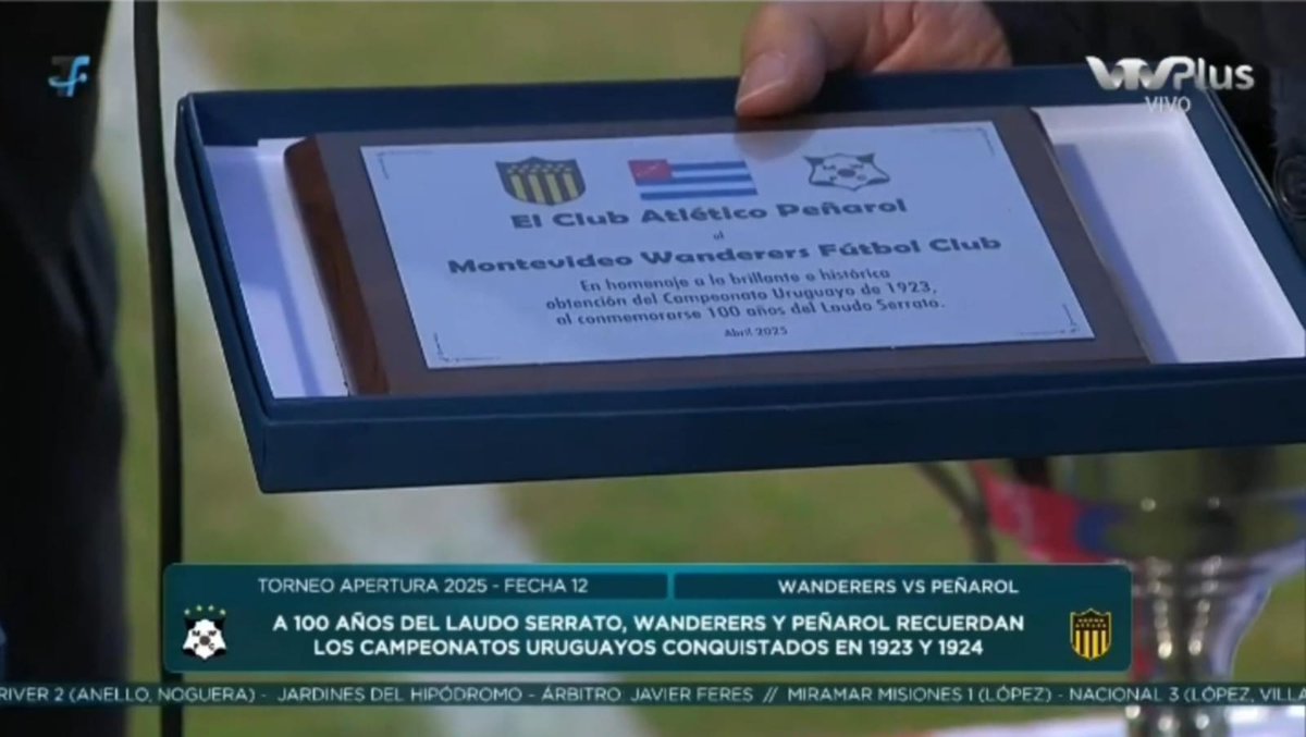 BrunoCURCC's tweet photo. De atrás, con 10, en la hora. Hermosa movida de @HistoriaCAP, recordando lo que es nuestro y no nos pueden sacar. Trofeo para las vitrinas. Y el lunes nos vamos a Paraguay. Siempre, pero siempre, aguante PEÑAROL. https://t.co/8pav48OsbH