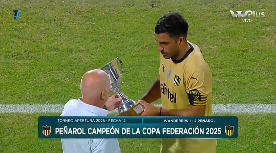 De atrás, con 10, en la hora. Hermosa movida de <a href="/HistoriaCAP/">Historia de Peñarol</a>, recordando lo que es nuestro y no nos pueden sacar. Trofeo para las vitrinas. Y el lunes nos vamos a Paraguay. Siempre, pero siempre, aguante PEÑAROL.