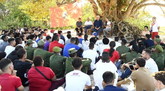 A sentir cuál es su espacio en Cuba hoy, a salvaguardar la Revolución ante las constantes agresiones del imperio, a tener sentido del momento histórico, convocó el Primer Secretario del #PCC , Miguel Díaz-Canel, a  los jóvenes con quienes se reunió en las arenas de Playa Girón.