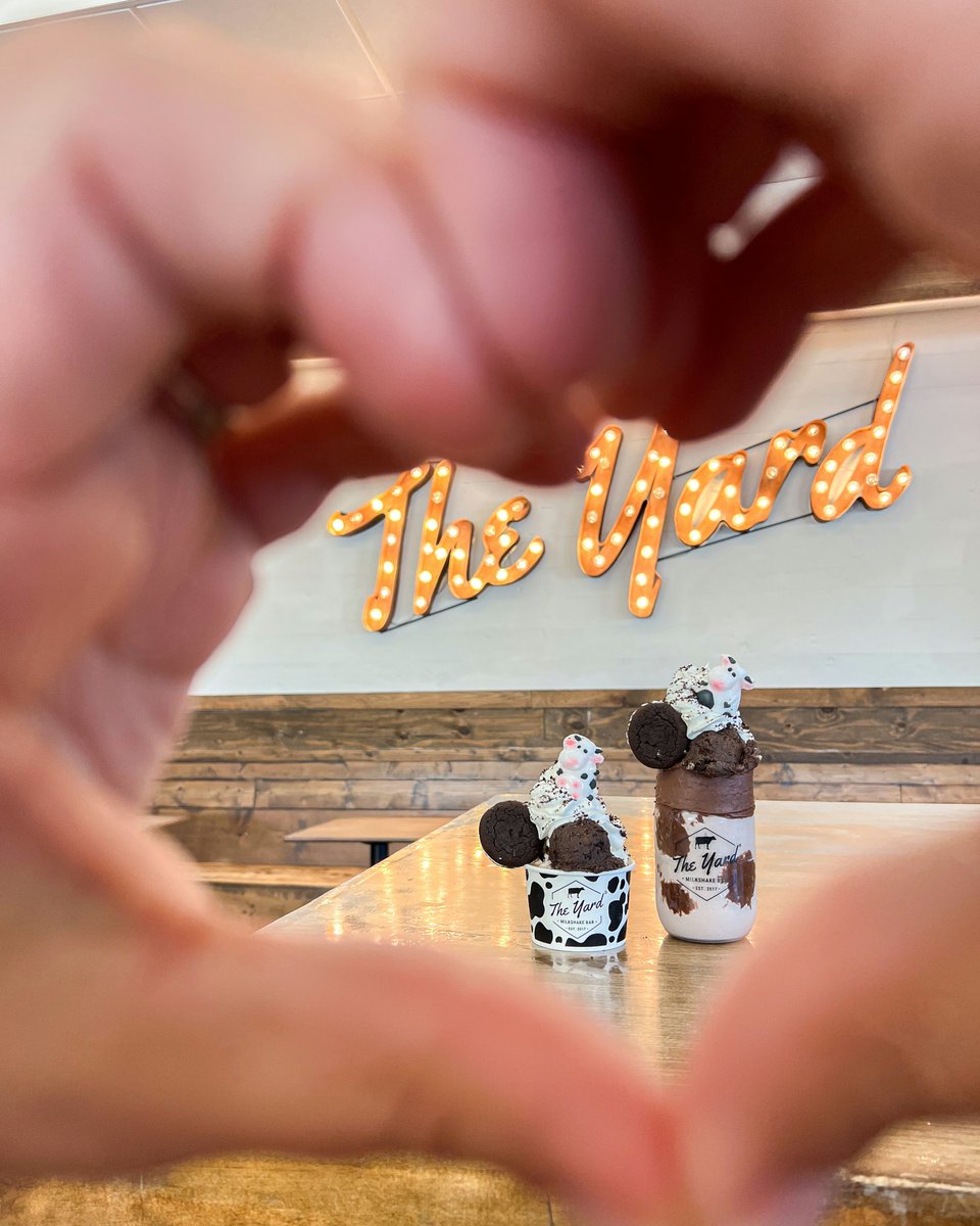 theyardMB's tweet image. Holy cow...I'm in love. 😍 

#MOOShake #AprilSpecial #TheYardMilkshakeBar 
OREO and the OREO Wafer Design are trademarks of Mondelēz International group, used under license.