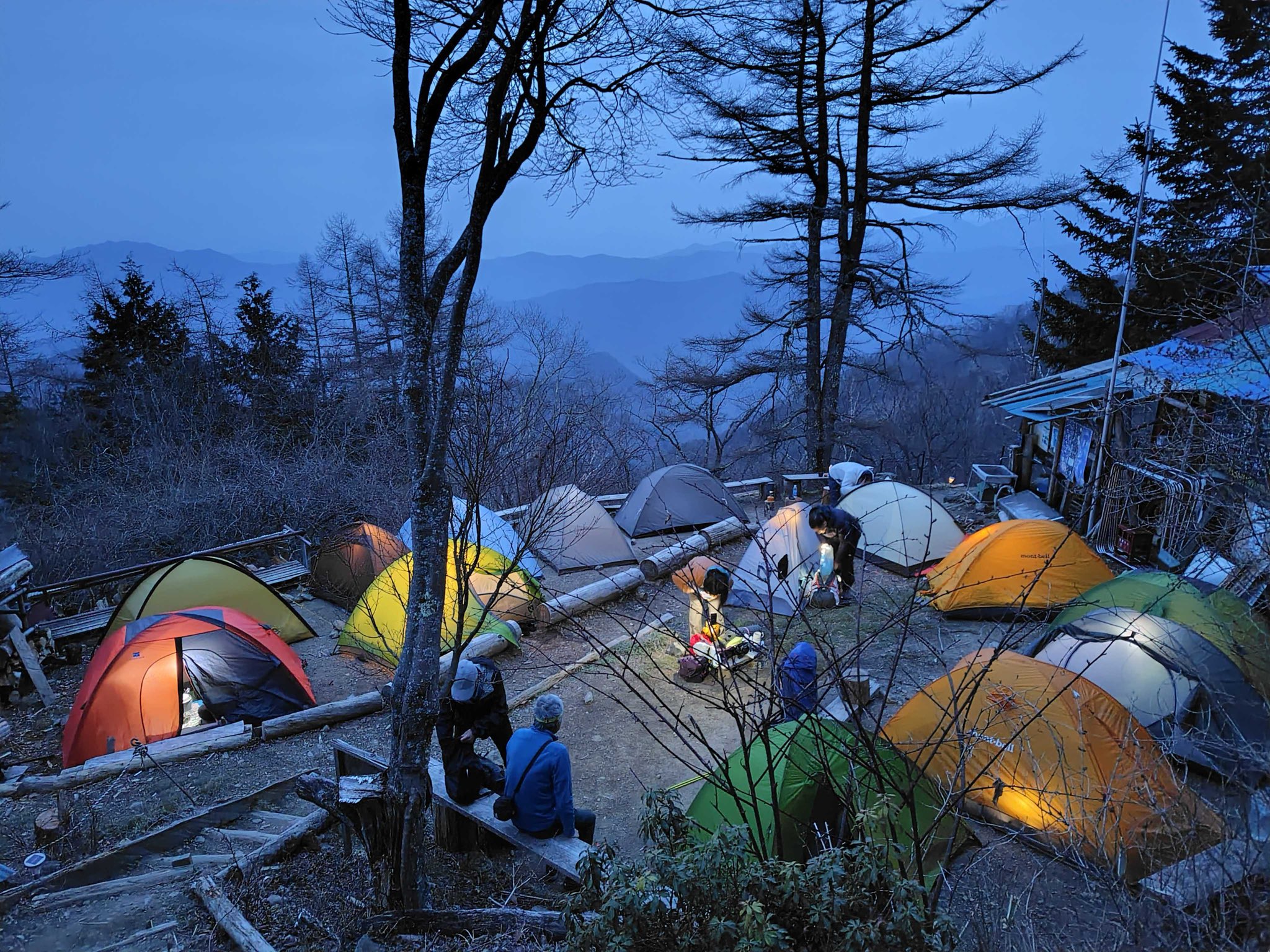 七ツ石小屋(雲取山/鴨沢ルート中腹/365日営業 七ツ石小屋(雲取山/鴨沢ルート中腹/365日営業