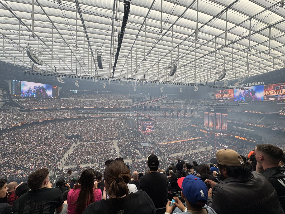 Mikejandro's tweet photo. @WrestleTix One weirdly empty section here. If you’re facing away from the stage it’s north east of the ring. Was totally empty until 15 mins before showtime https://t.co/VRSlvZVEOA