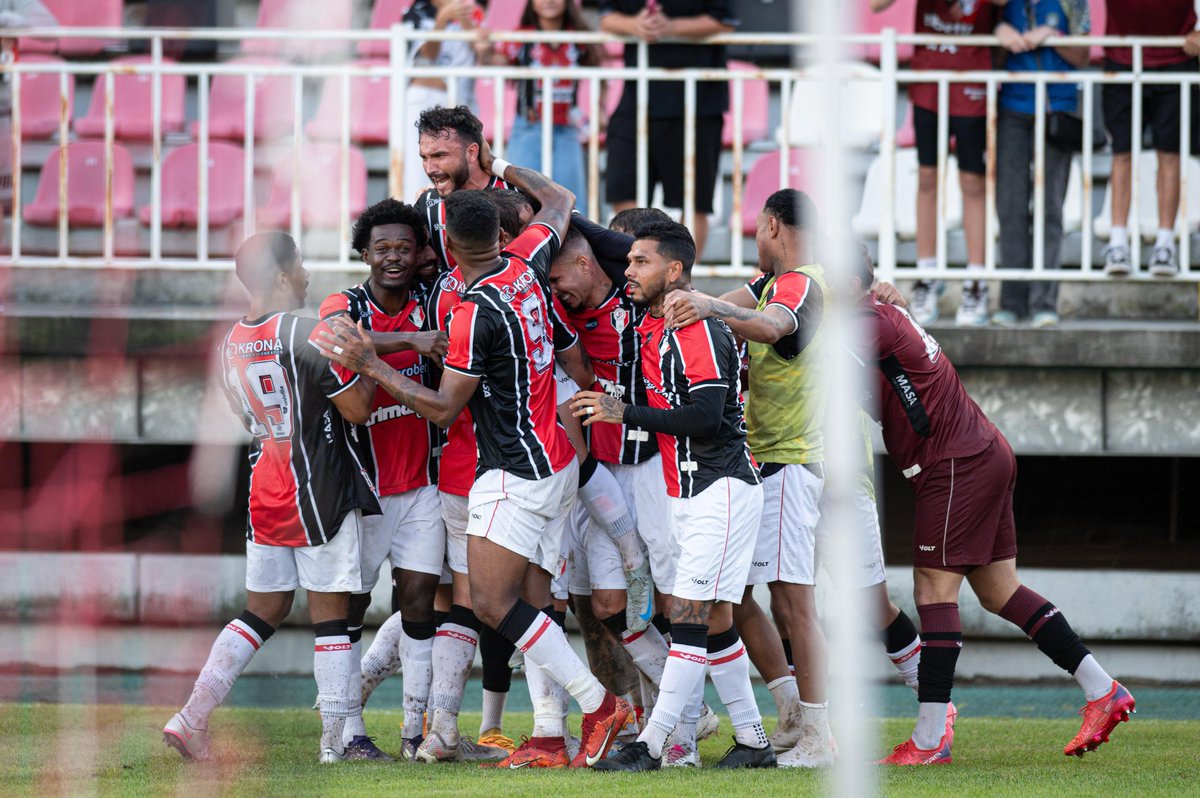 betobett's tweet photo. Que dia! 🇾🇪

1° tive que cobrir a ausência do @thiaagoborges nas reportagens da ND FM. Minha primeira vez, logo na estreia de um nacional. 2° o dilúvio que caiu em Joinville antes da bola rolar.

Mas o grande fato é:

JEC 1 x 0 Guarany de Bagé (RS) 🧶

📷 Luiz Vieira | JEC https://t.co/Sg0oXnrv9v